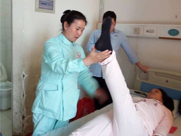 协助产妇做产后运动